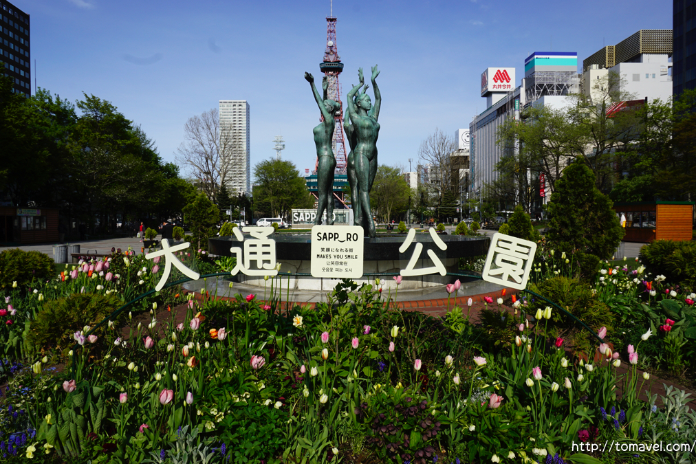 北海道観光_大通公園_女性の像と花